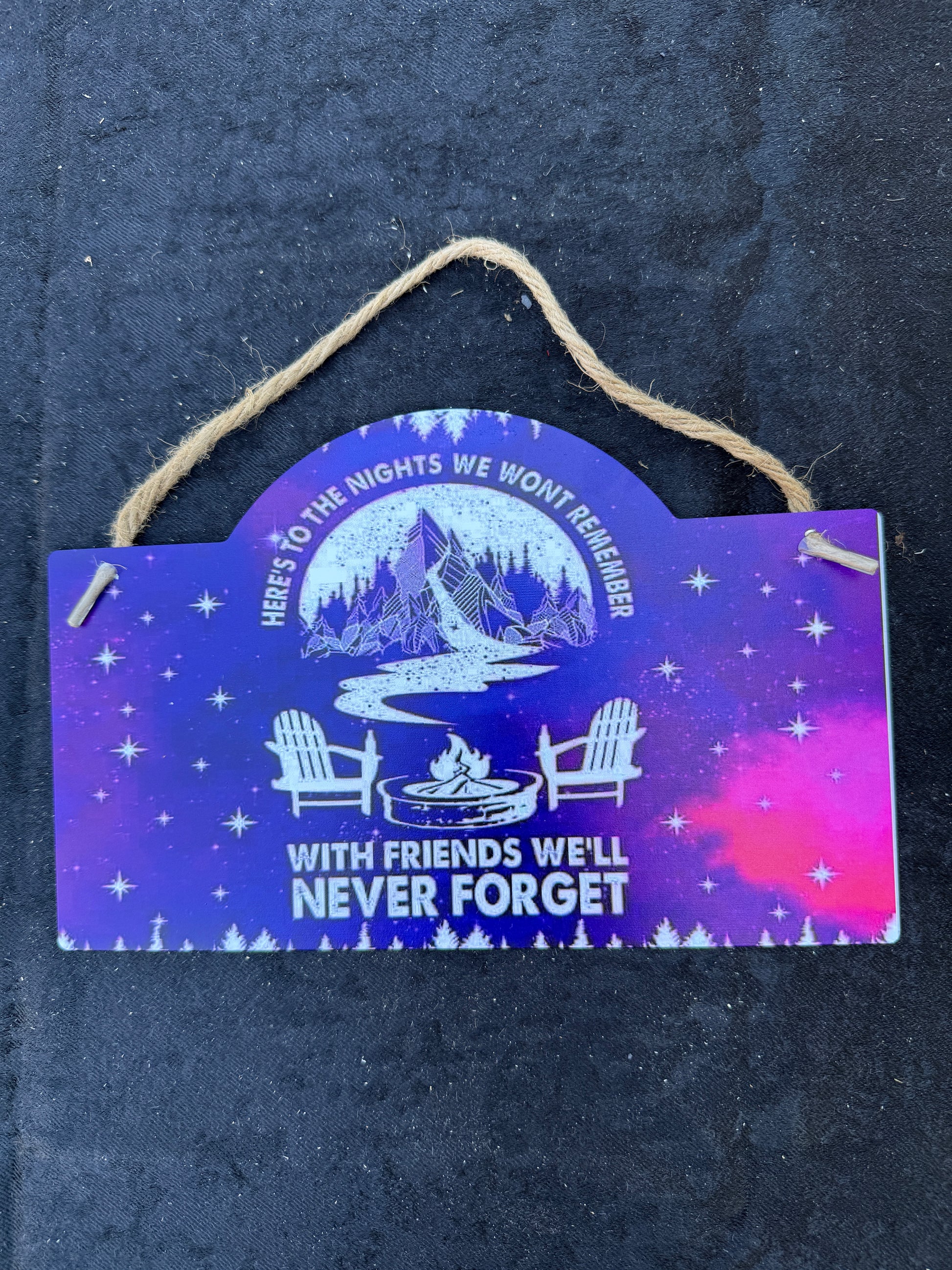 Camping Tin Hanging Sign – “Here’s to the Nights We Won’t Remember, With Friends We’ll Never Forget” Rustic Outdoor Decor
