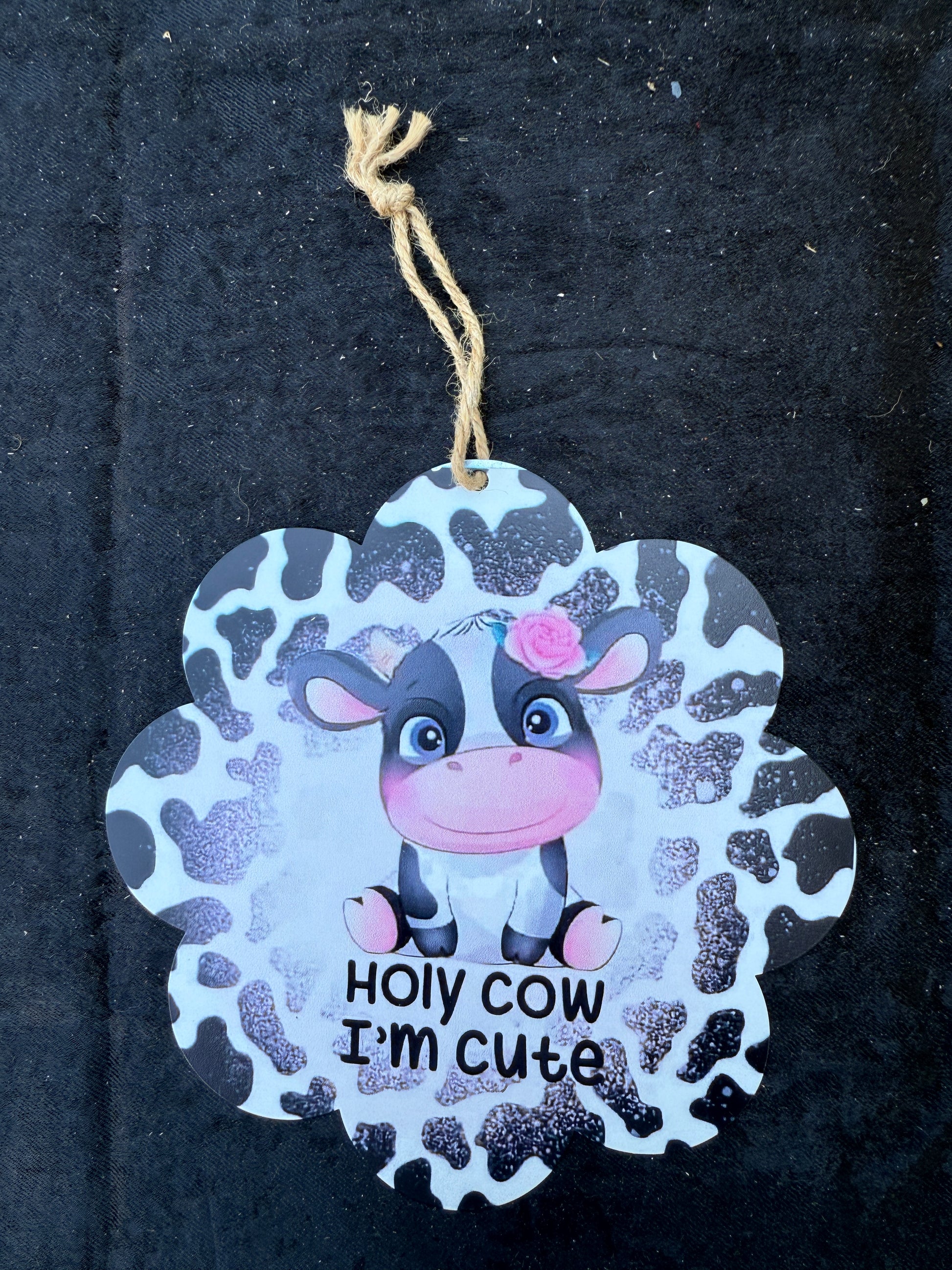 “Holy Cow I’m Cute” Farmhouse Tin Sign – Adorable Cow Wall Décor with Rustic Rope Hanger